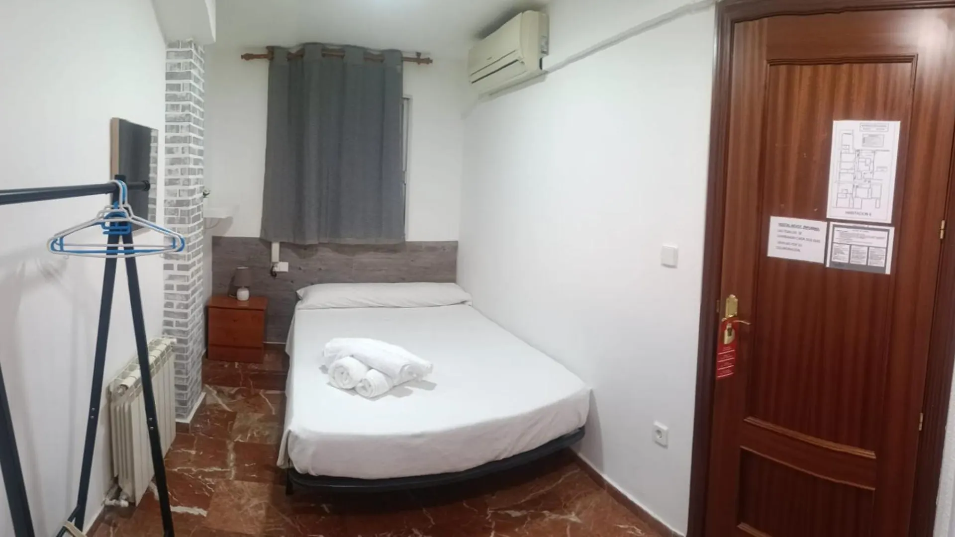 Guest house Hostal Nevot Granada